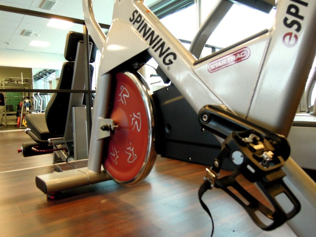 Spinningový bicykel na spaľovanie kalórií v telocvični.