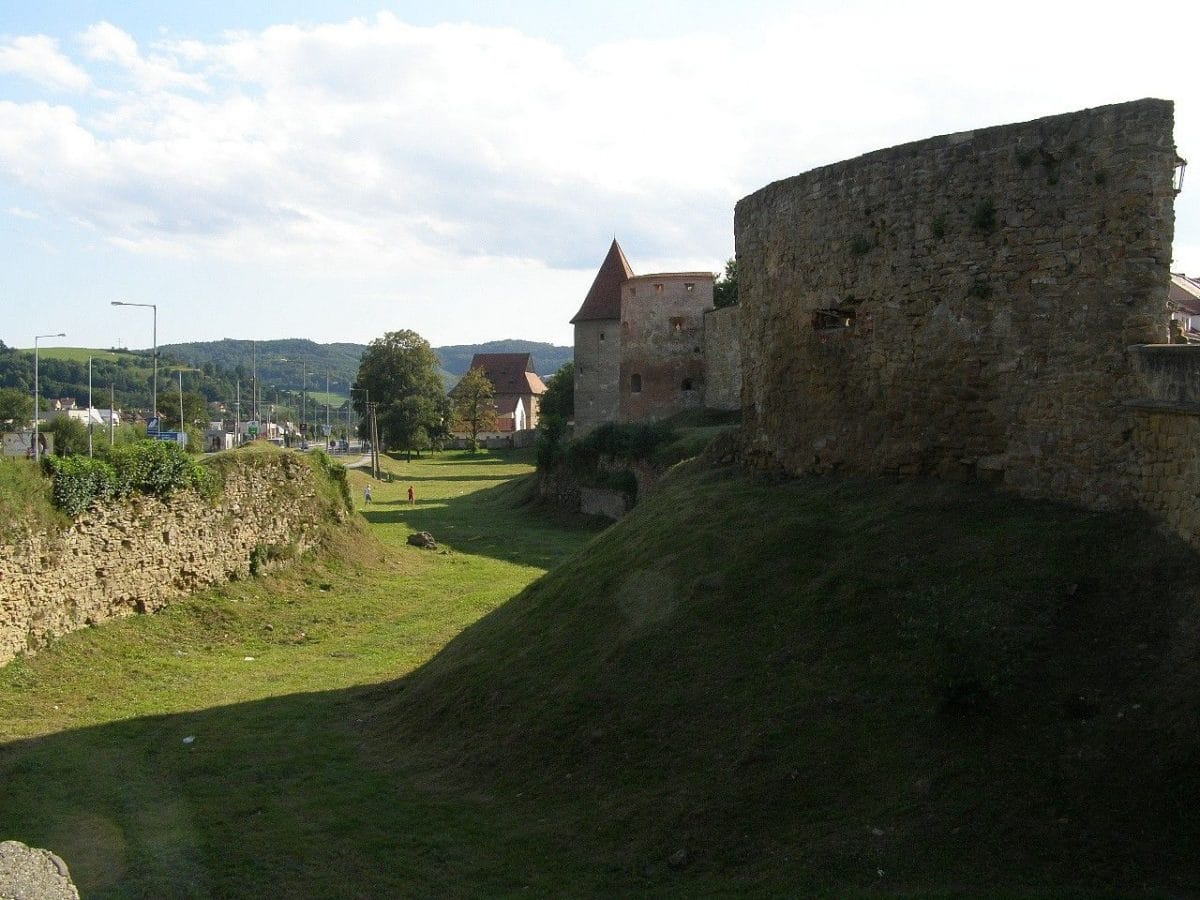 Pohľad na priekopu pred pevnostným múrom