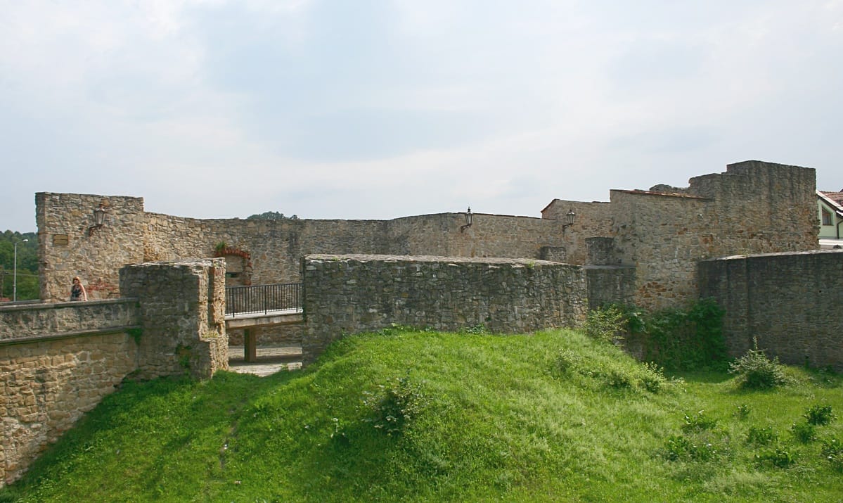 Bardejov – mestské opevnenie, pohľad na Dolnú bránu