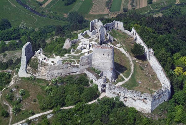 Čachtický hrad z vtáčej perspektívy