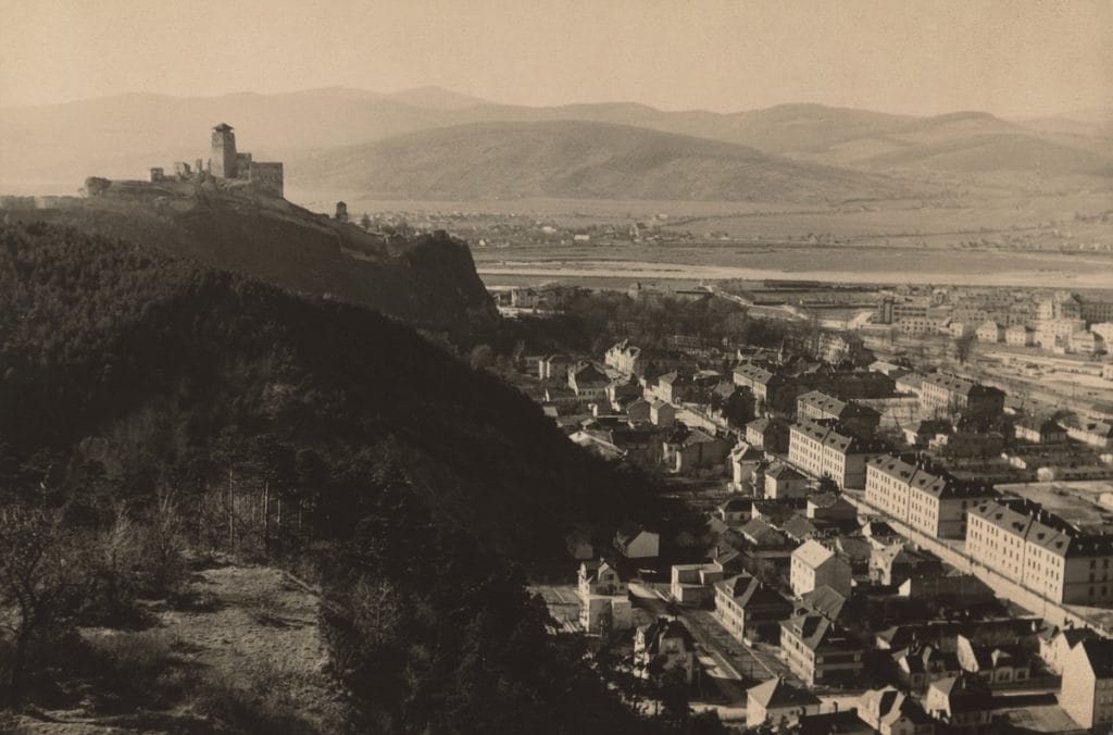 Historický pohľad na Trenčín a Trenčiansky hrad z roku 1940