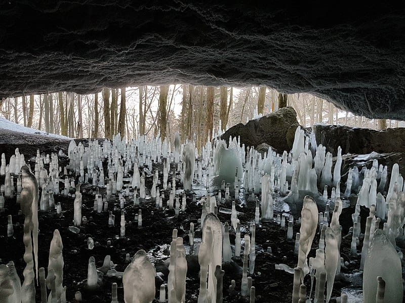 Zimná výzdoba v jaskyni