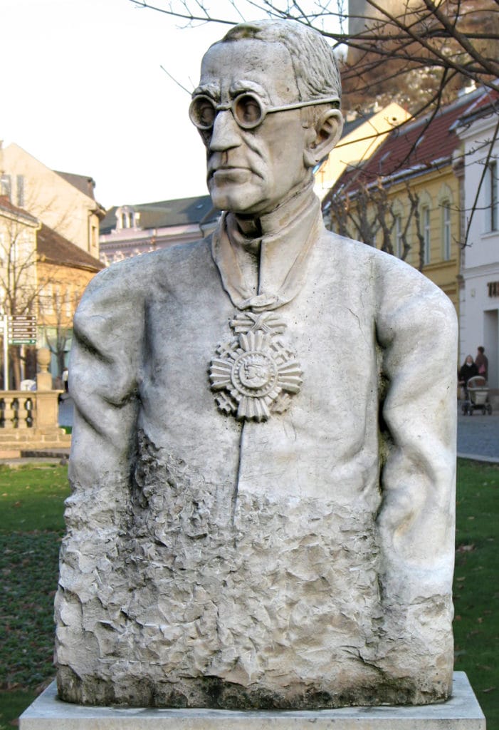 Busta Jozefa Braneckého na Mierovom námestí v Trenčíne