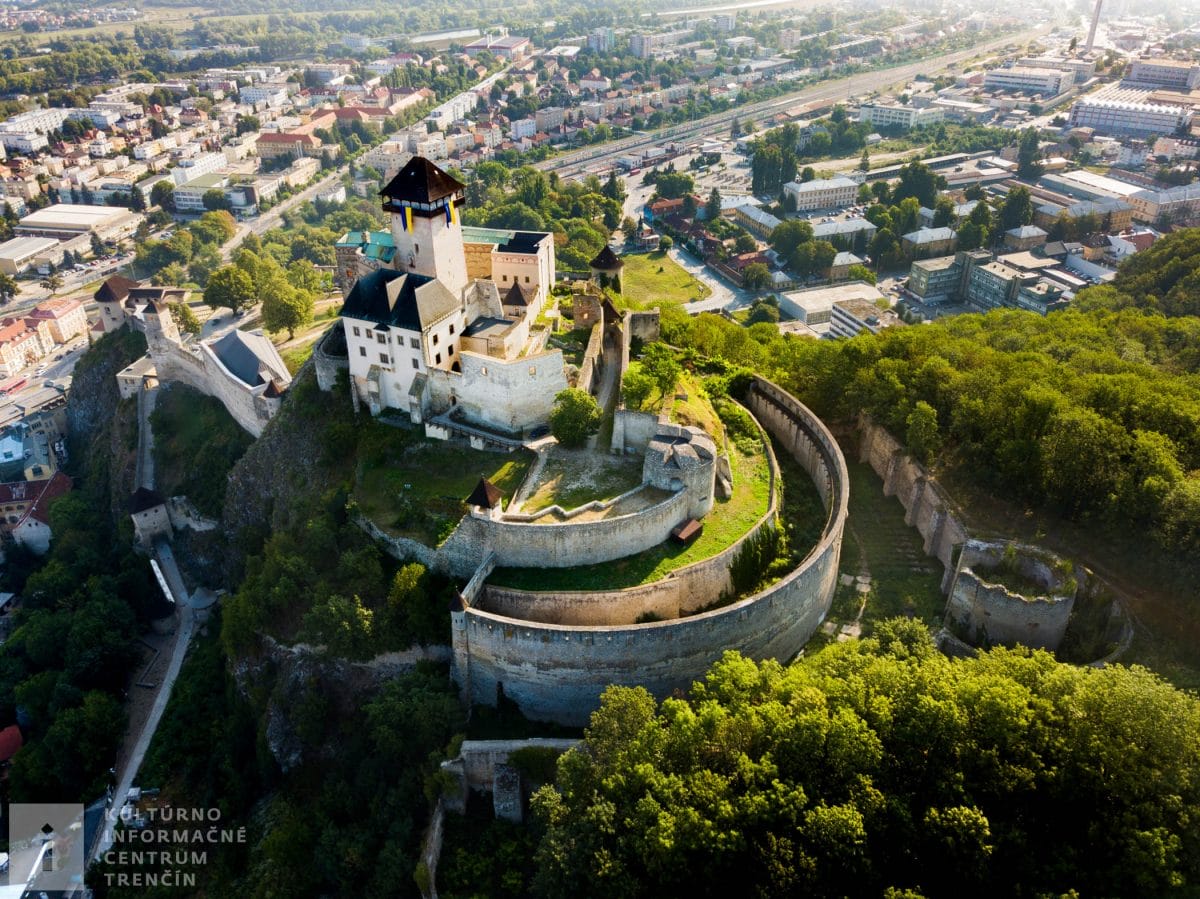 Letecký pohľad na Trenčiansky hrad a jeho nádvoria