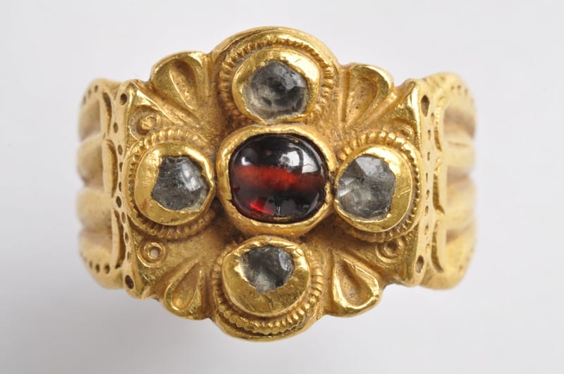 Zlatý prsteň – šperk z prelomu 3-4.stor.n.l., odcudzený z múzea v roku 2016