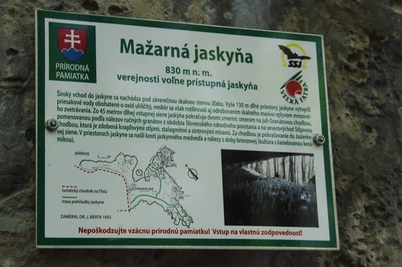 Informačná tabuľa pri jaskyni