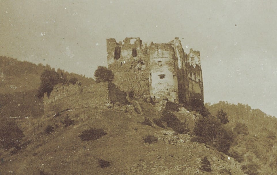 Hrad Revište zacytený na historickej fotografii