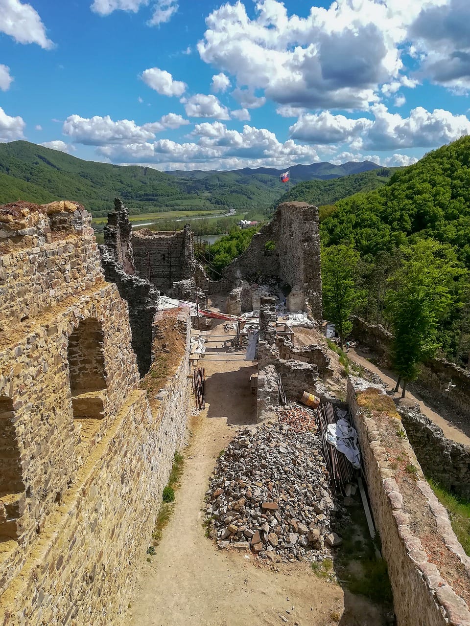 Nádvorie hradu Revište