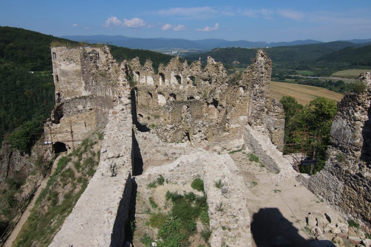 Areál hradu Šášov