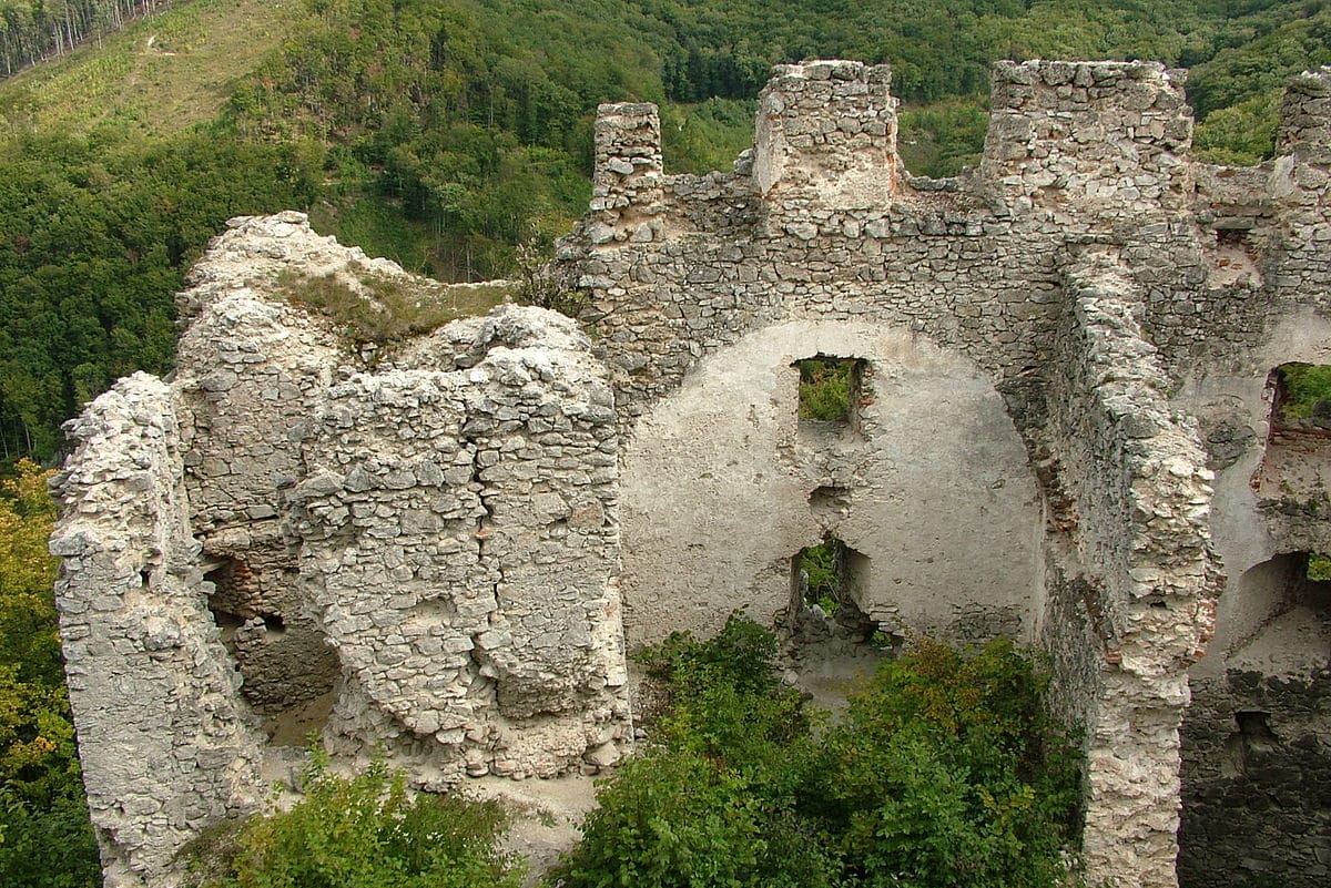 Hrad dnes pripmínajú iba ruiny