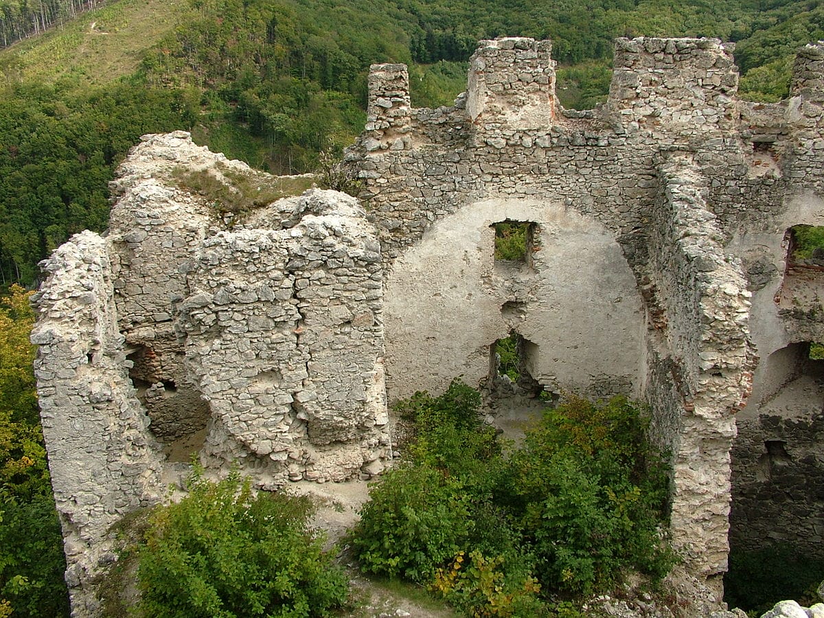 Hrad dnes pripmínajú iba ruiny
