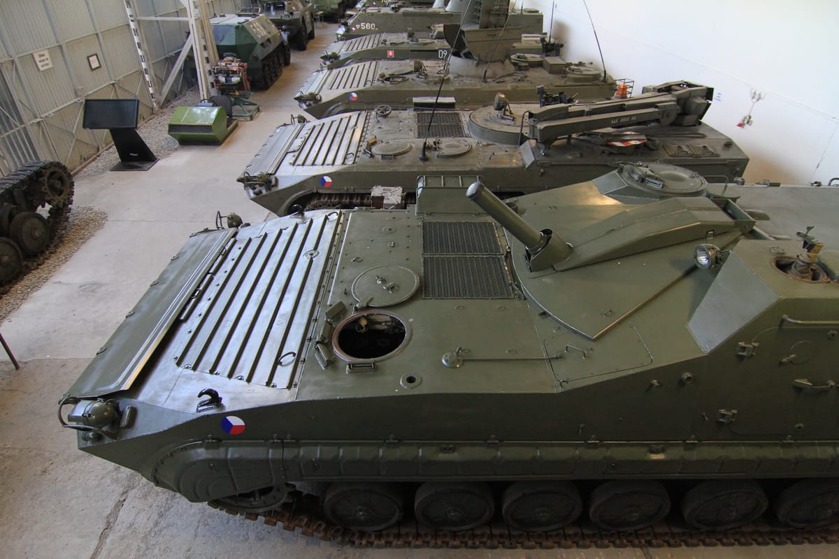 Bojové tanky v hale číslo 2