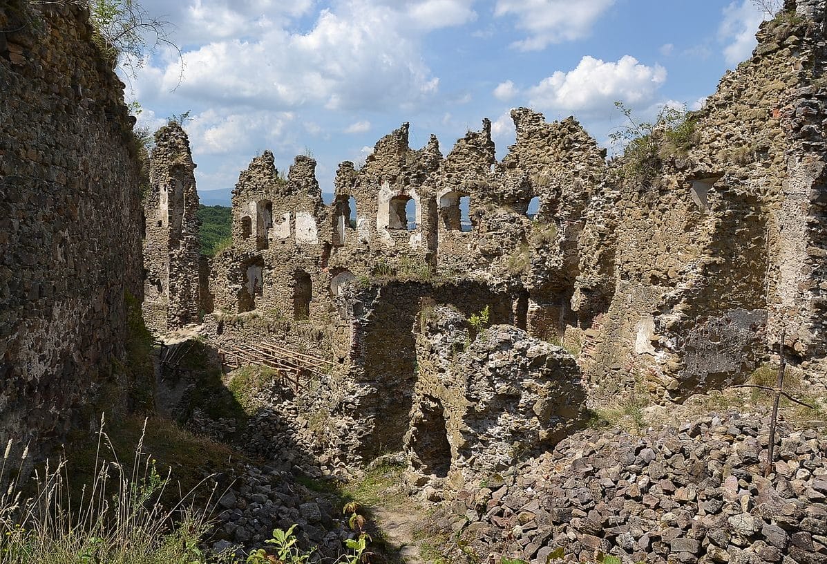 Zrúcanina hradu Šášov – ruiny horného hradu
