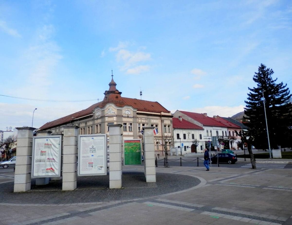 Mestský úrad, pohľad zo Štefánikovho námestia