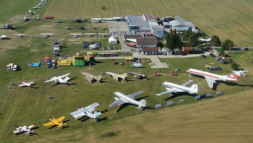 Letecký záber na slavnické múzeum lietadiel
