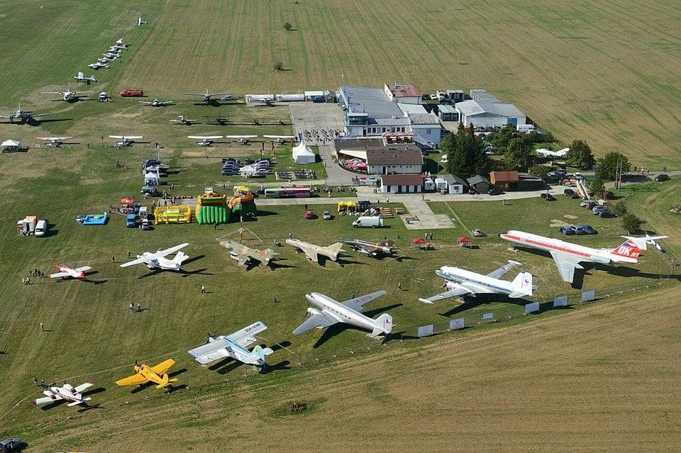 Letecký záber na slavnické múzeum lietadiel