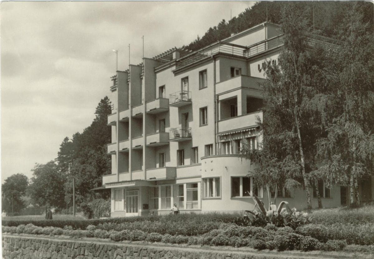 Historická fotografia pošty v Trenčianskych Tepliciach
