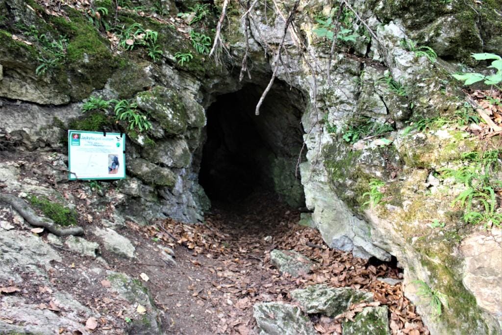 Vstup do Jaskyne pod Jeleňom