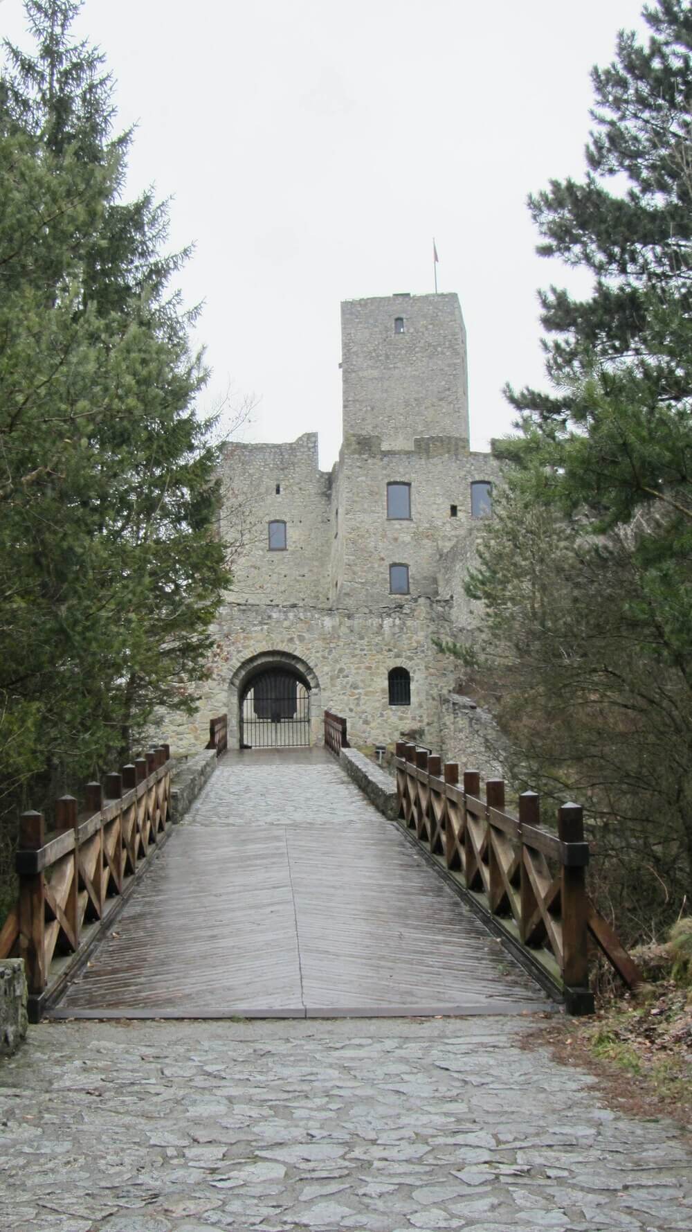 Hlavný vchod na hrad cez padací most