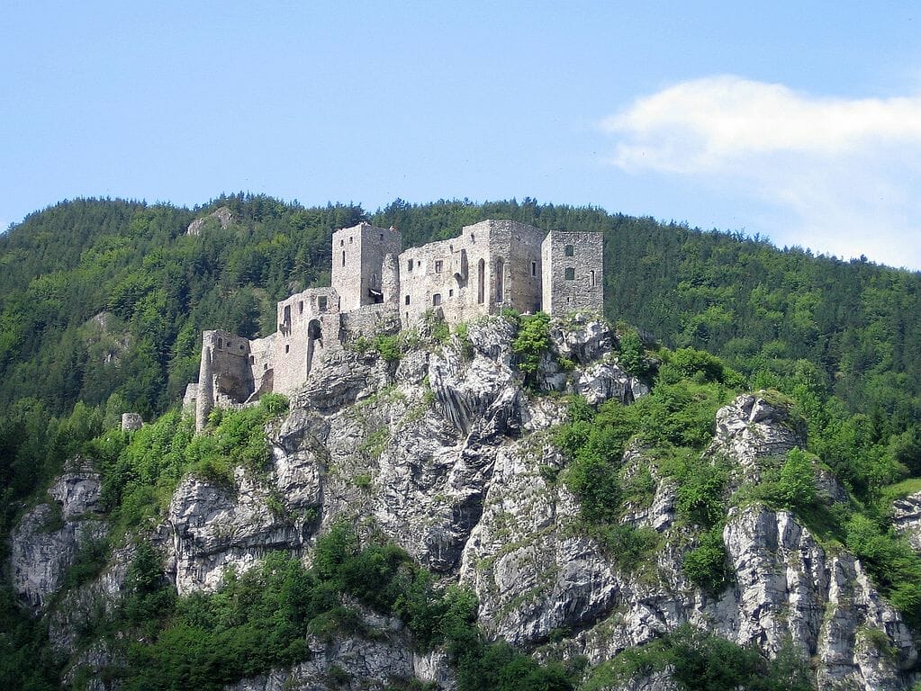Pohľad na hrad Strečno a skalný masív