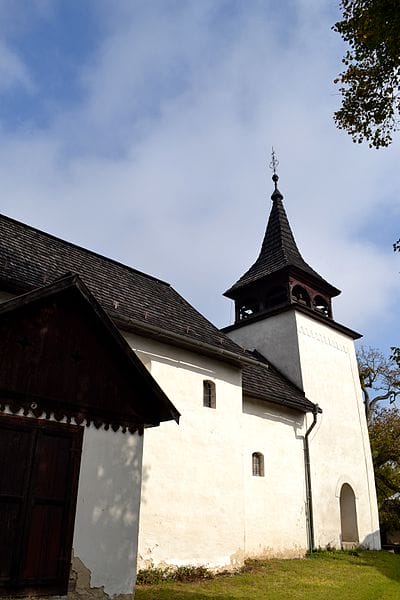 Evanjelický kostol v Kyjaticiach z prelomu 13. a 14. storočia. Pohľad na kostolík od juhozápadu.