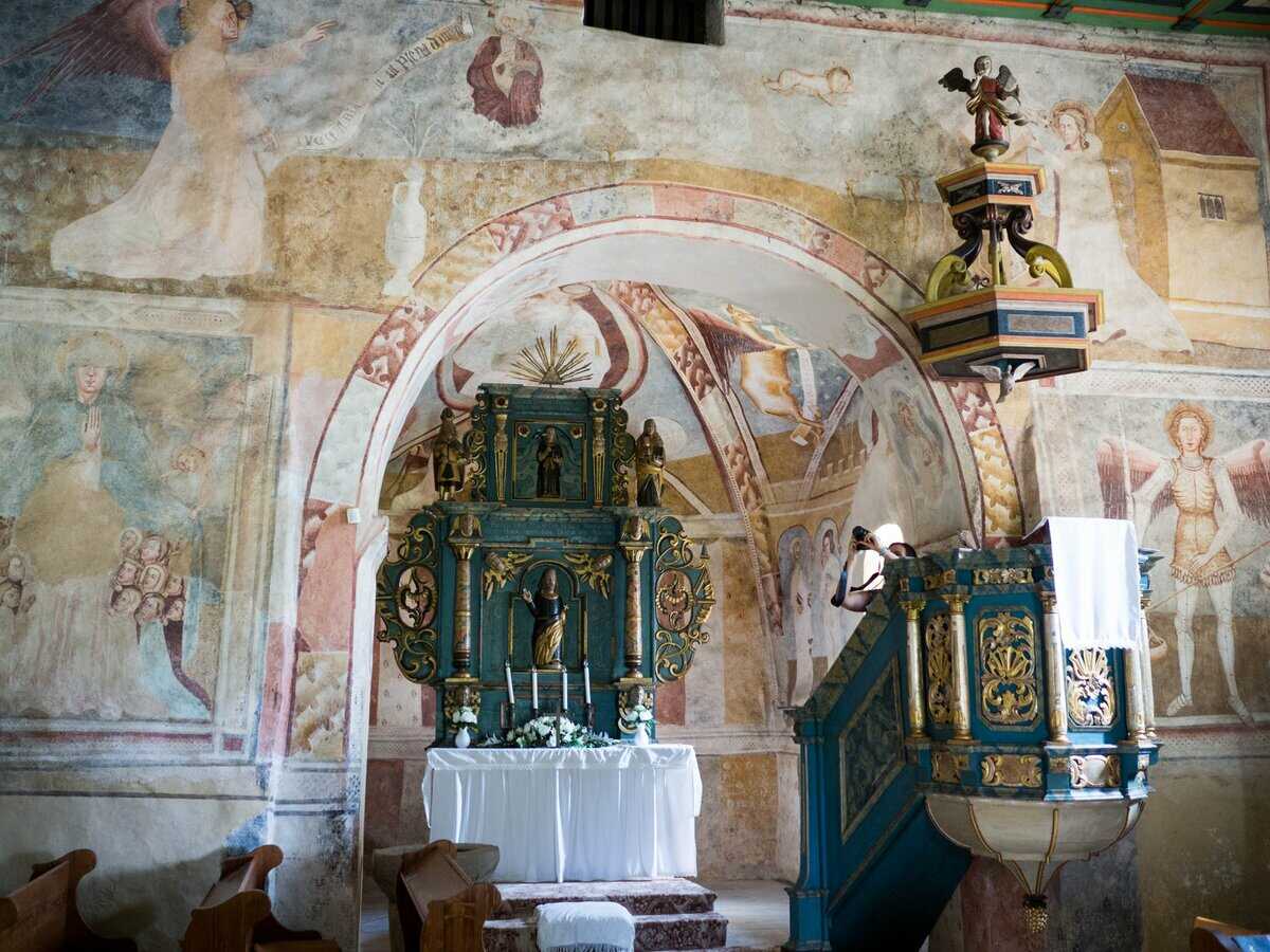 Nástenné maľby vytvorené technikou pravej fresky, odkryté v 20. storočí a renesančná kazateľnica, Kraskovo ev. kostol a.v.