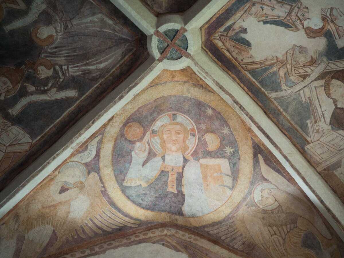 Nástenné maľby z 2. pol.14. storočia. V strede žehnajúci Kristus