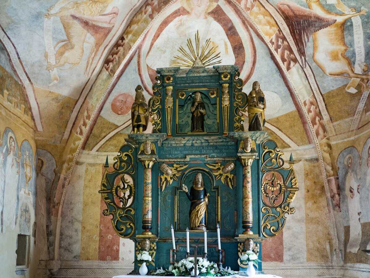 Oltár z roku 1668 s plastikou sv. Ladislava v strednej nike, Kraskovo ev. kostol a.v.