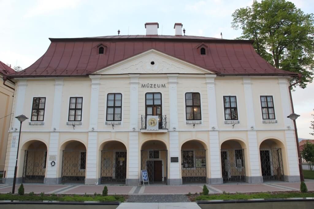 Historická budova radnice na námestí, kde sídli etnografická expozícia