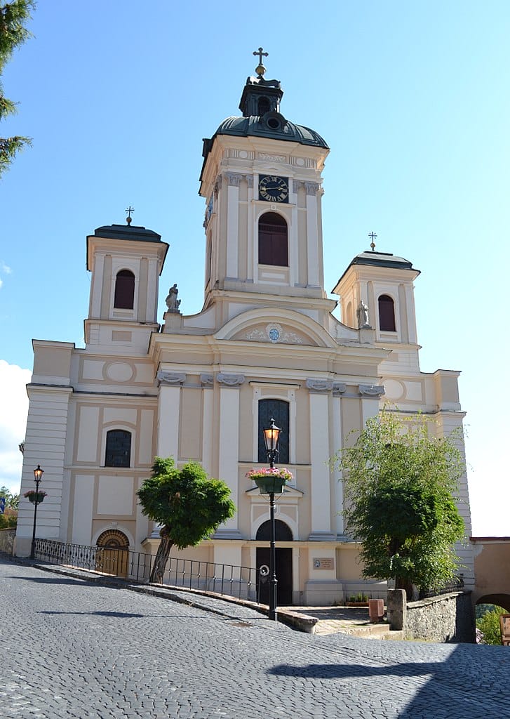 Pohľad z predu na kostol Nanebovzatia Panny Mária
