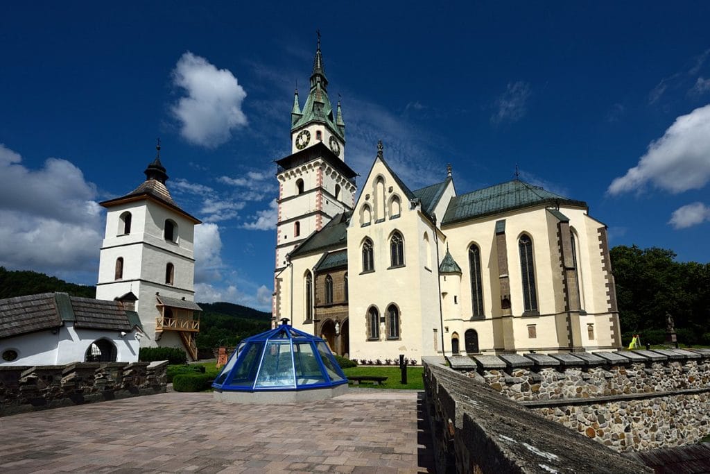 Kremnický hrad – pohľad na kostol sv. Kataríny a hodinovú vežu