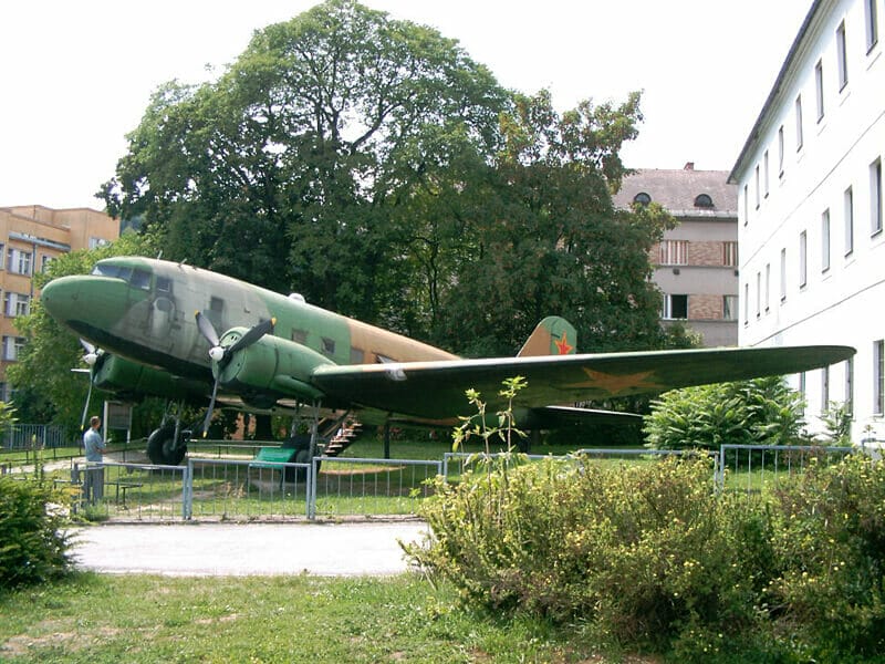 Vonkajšia expozícia múzea - sovietske bombardovacie lietadlo Li-2