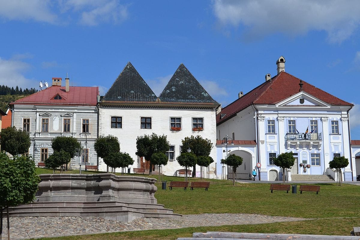 Meštianske domy – budova mestského úradu a Múzeum gýča, v popredí baroková fontána.
