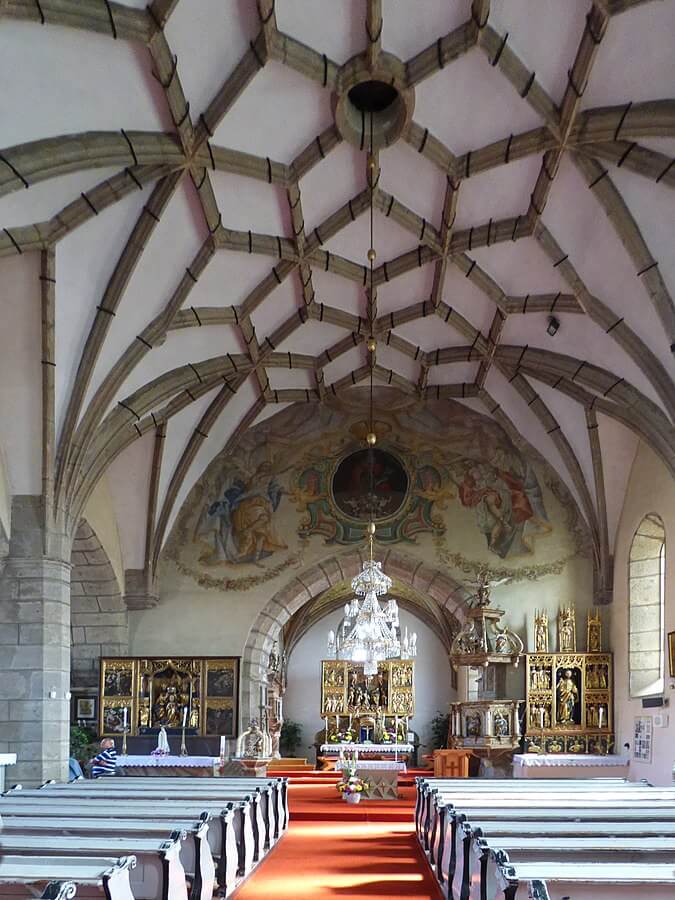 Interér pukanského kostola sv. Mikuláša – pohľad na klenbu
