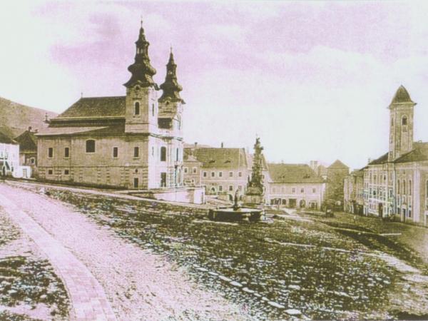 Štefánikovo námestie na historickej fotografii – v súčasnosti neexistujúci chrám Blahoslavenej Panny Márie