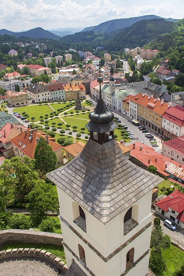 Výhľad z kostolnej veže na Štefánikovo námestie