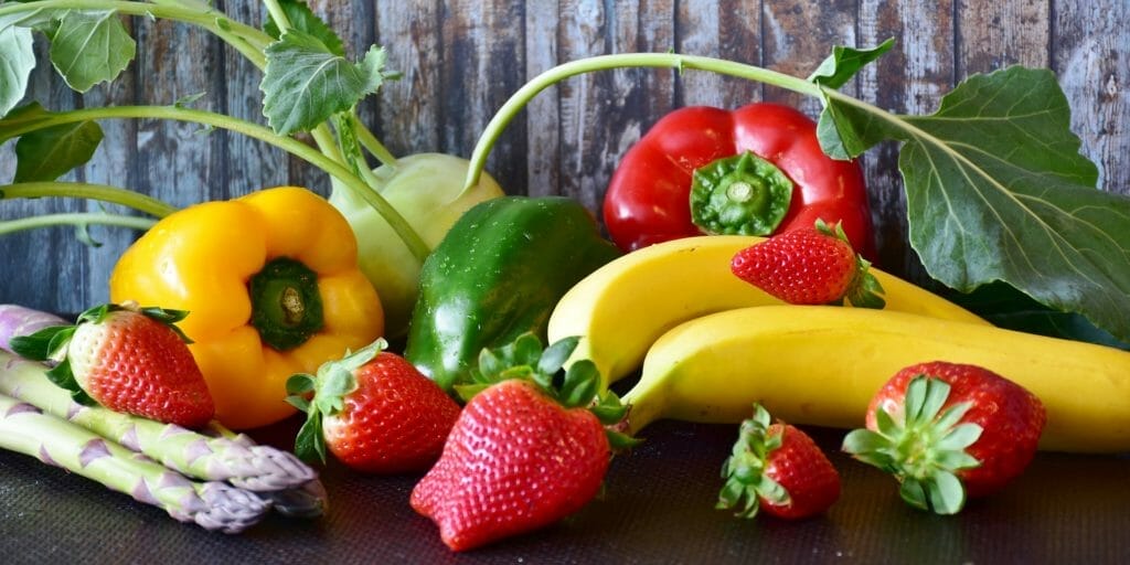 Ku každému jedlu pridajte množstvo zeleniny a ovocia.