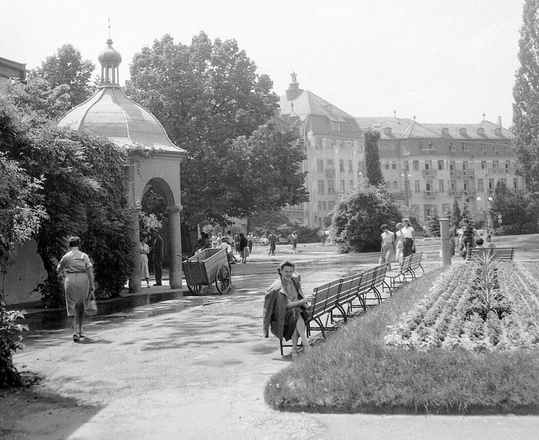 Park pred Napoleonskými kúpeľmi. V pozadí hotel Thermia Palace