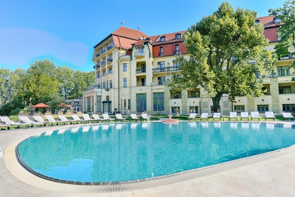 Vonkajší bazén pri hoteli Thermia Palace, Piešťany