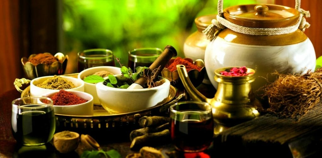 V ajurvéde sa využívajú bylinné čaje a potraviny šiestich chutí