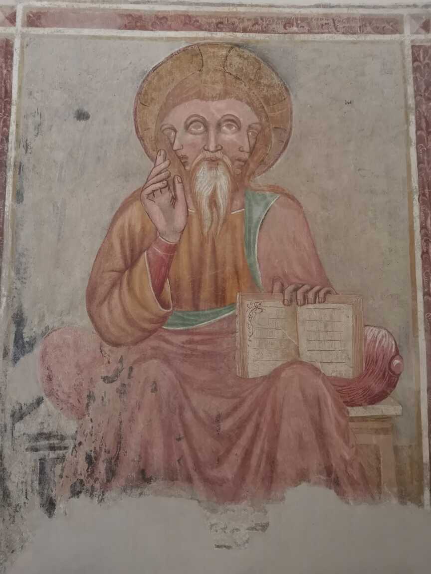 Nástenná maľba Boh s troma tvárami v románskom kostole Rákoši