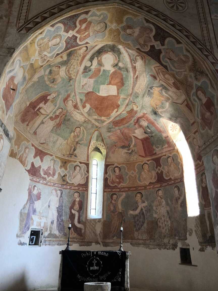 Fresky v románskom kostole v Rákoši