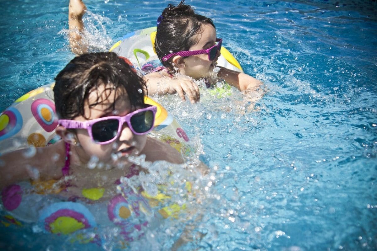 Deti milujú vodu a neobmedzený vstup do bazéna je preto výhodou.