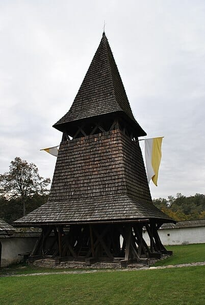 Zvonica pri gotickom kostole Čerín