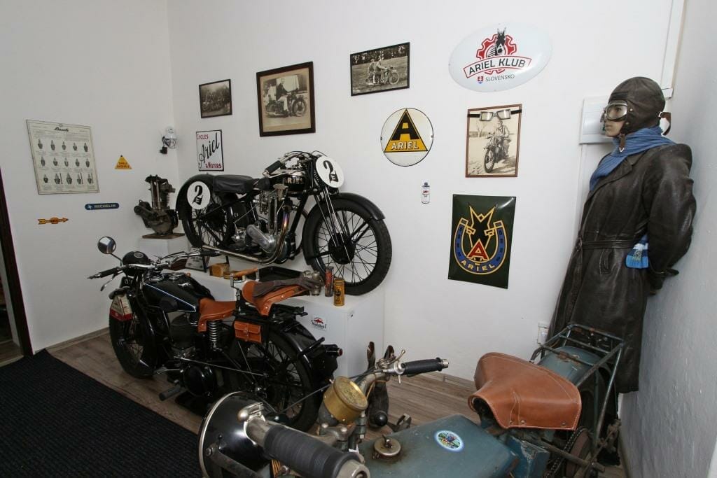 Expozícii motocyklov dominuje motocykel Ariel 500 Super Sport, 1928