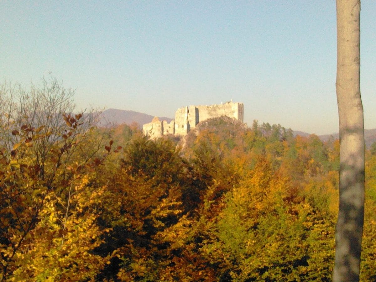 Panoramatický pohľad na Hrad Uhrovec