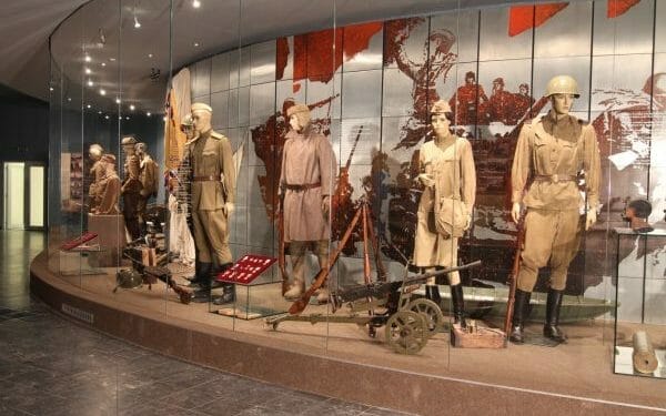 Expozícia Vojenského múzea vo Svidniku – výstroj a výzbroj z 2. sv. vojny