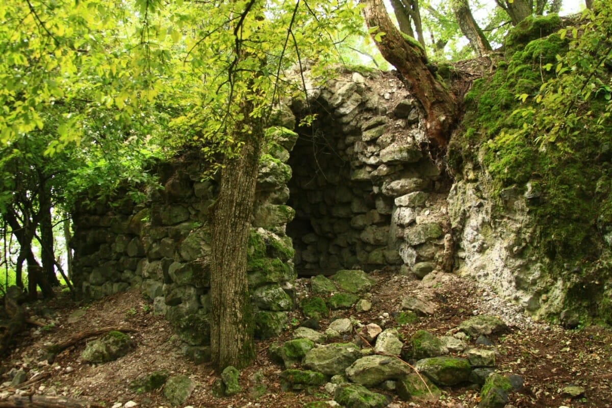 Pozostatky hradu Blh zo 14. storočia