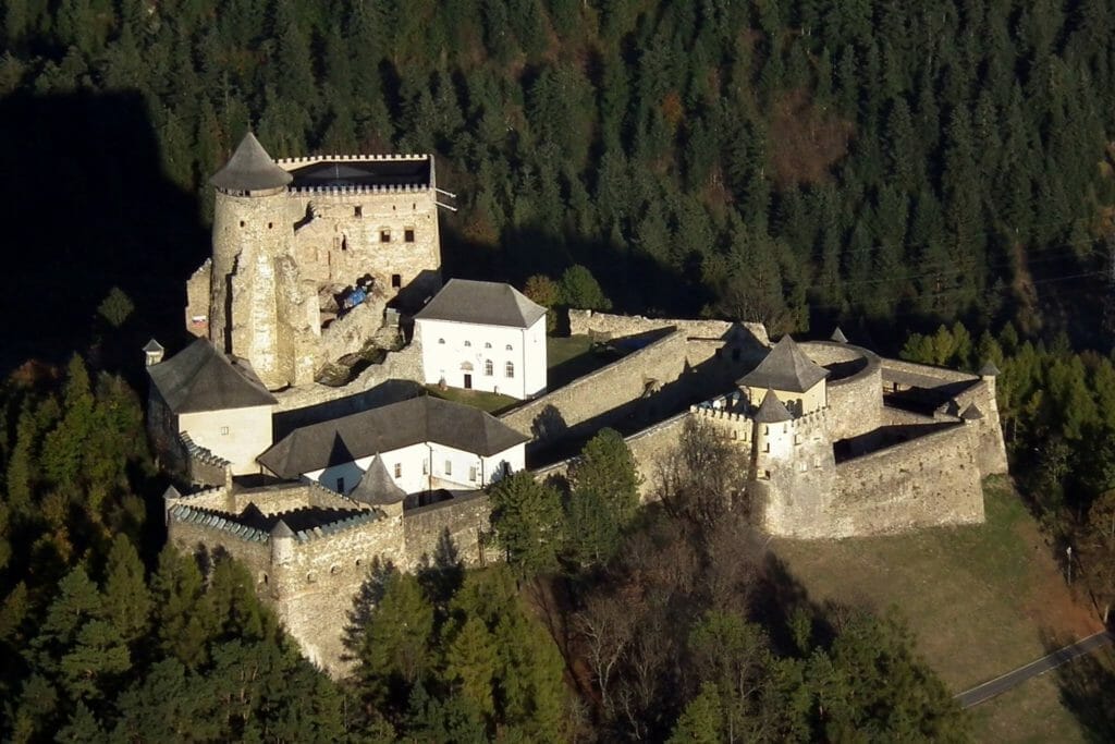 Letecký pohľad na Ľubovniansky hrad