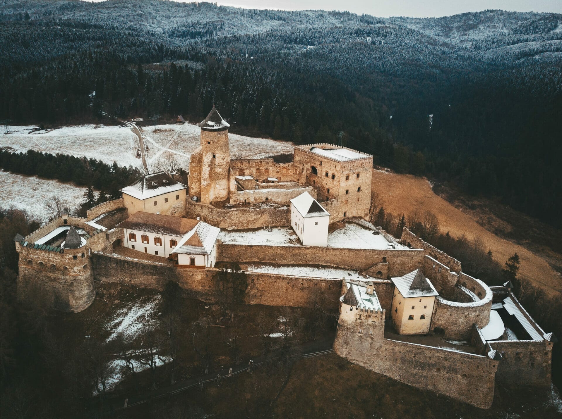 Zasnežený Ľubovniansky hrad